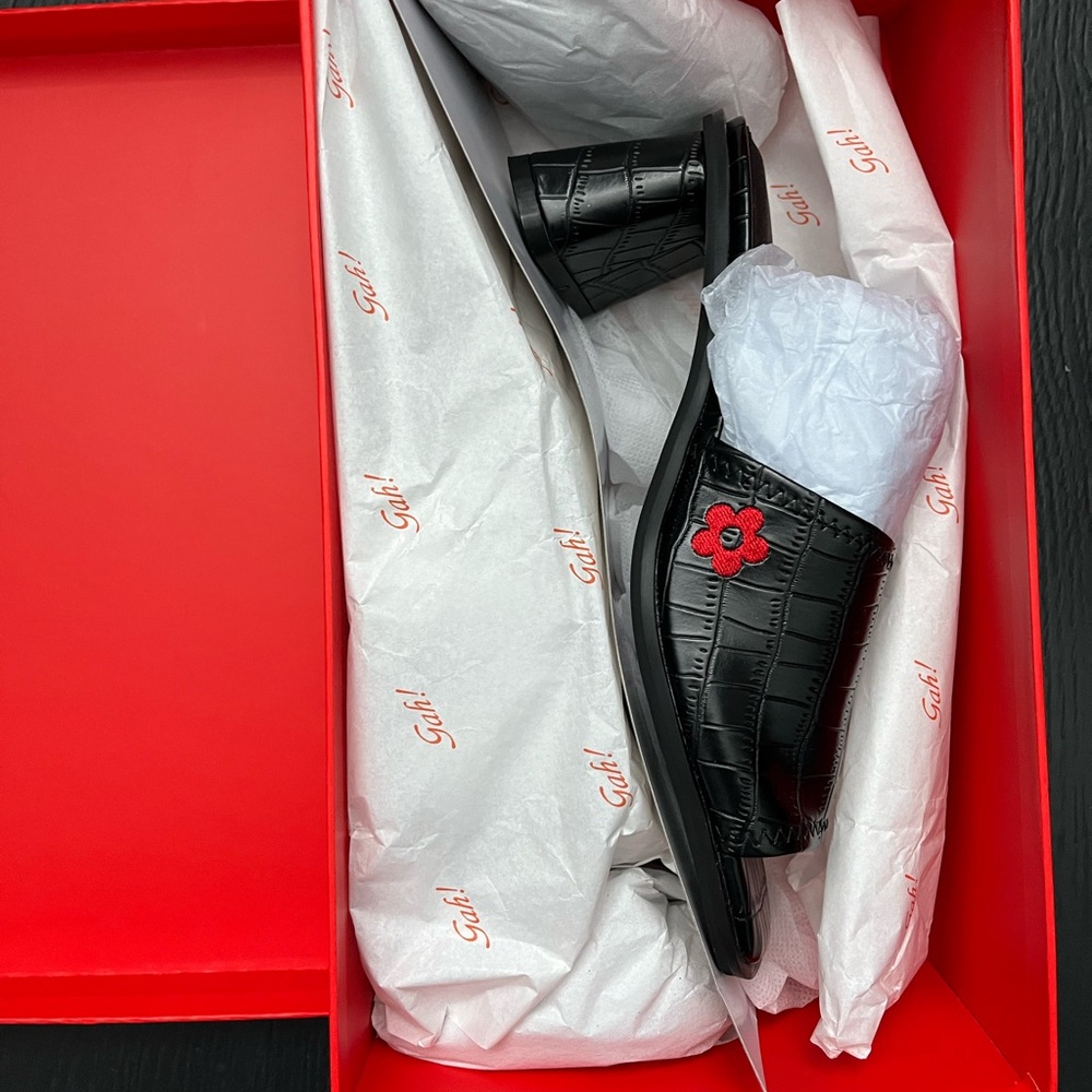 Lisa says Gah brand new size 5.5 leather mules